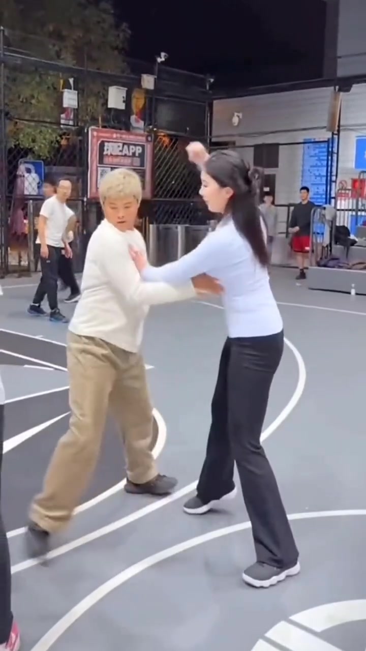 小伙你手摸哪里呢！防守就防守不能干净一点吗！