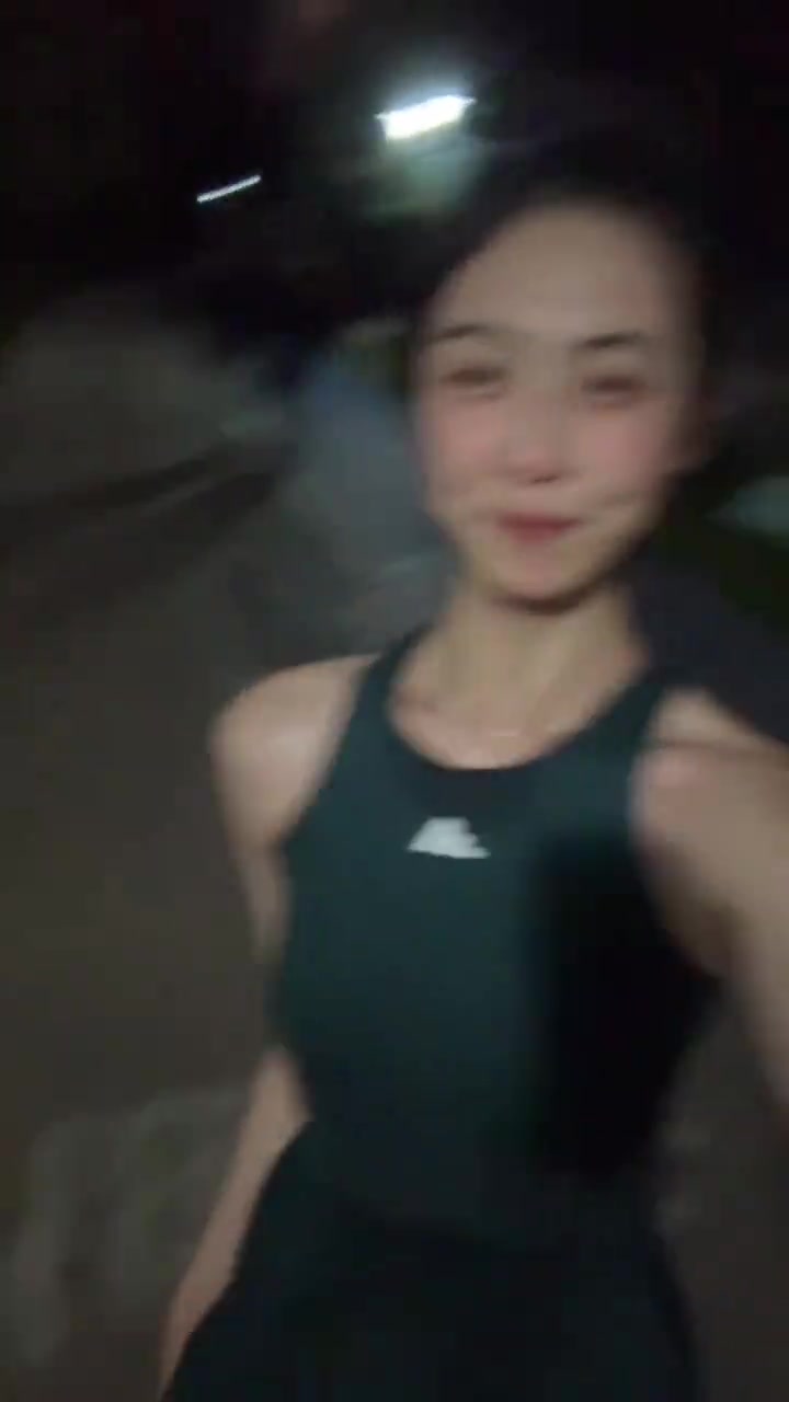 笑容好甜！卓识晒夜跑视频：小小夜跑一下