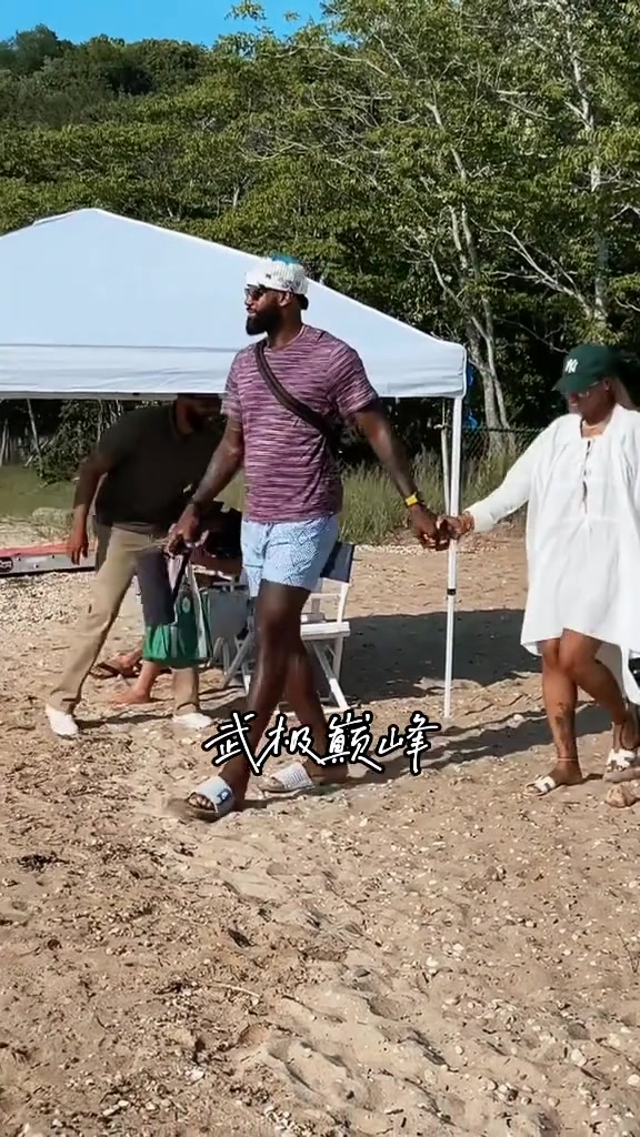 “GOAT也有暖男一面詹姆斯在海边小心翼翼的牵着萨瓦纳”