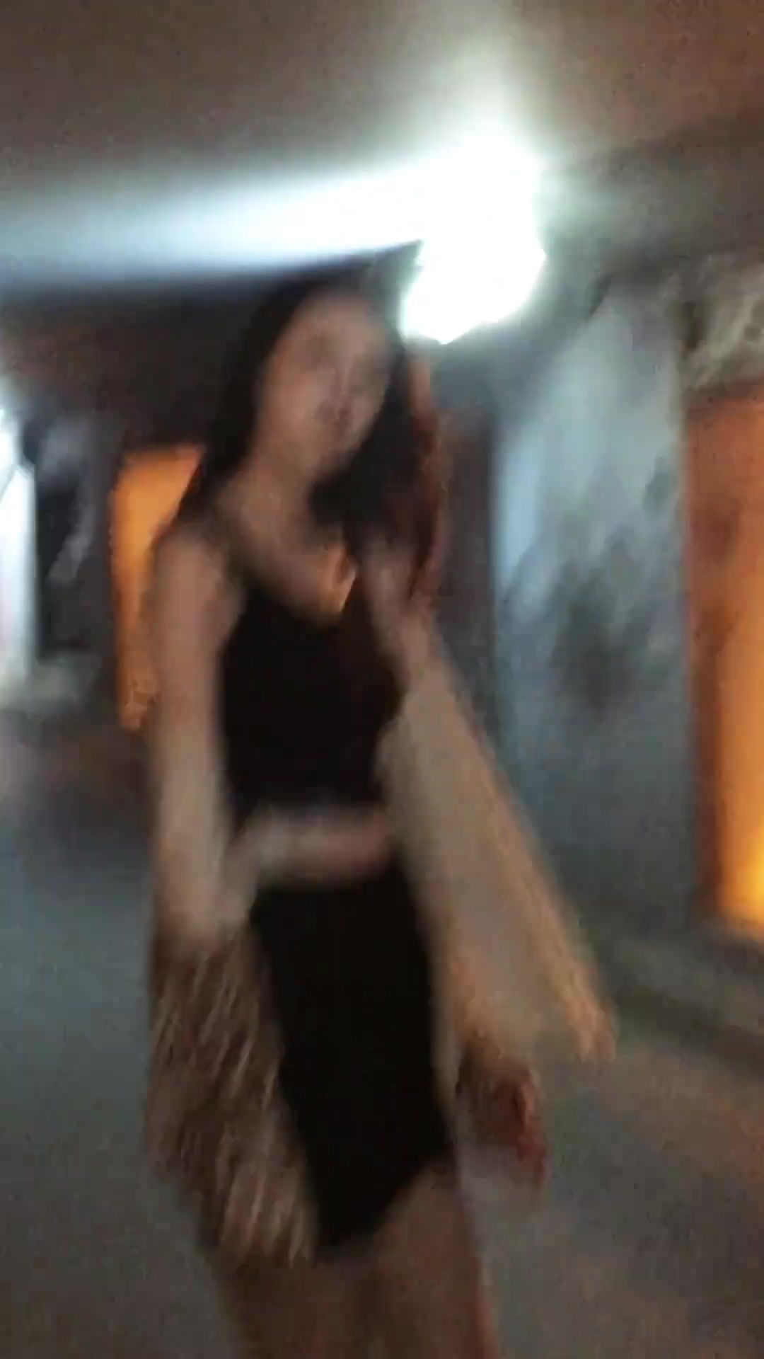 打几分前女篮许诺豹纹外套超短裤拍摄氛围感视频
