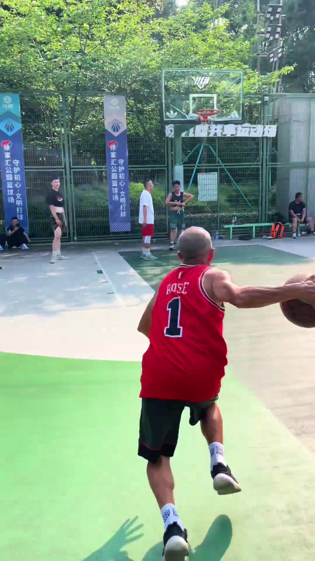 还得是你大爷！73岁大爷在徐家汇公园球场秀各种滞空拉杆上篮