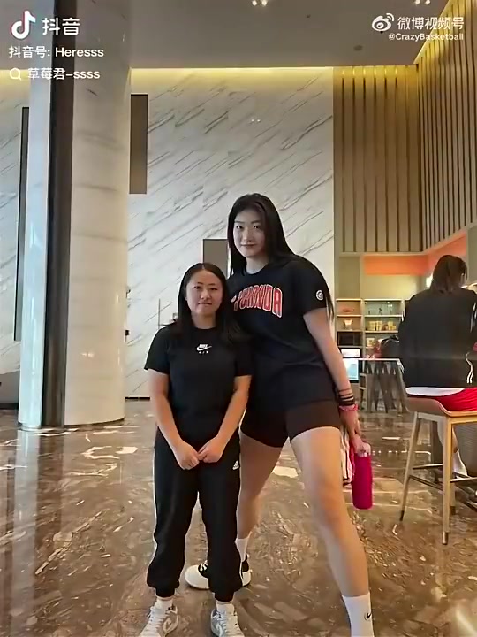 李梦和粉丝合影，这身材简直是对方的两倍！