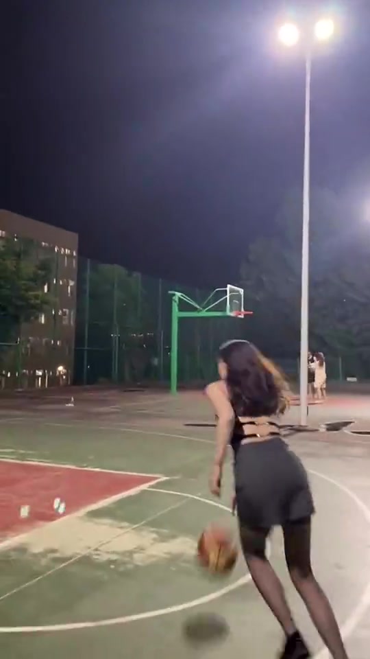 在球场上会拉杆的女生可不常见，更别说穿黑丝拉杆的女生