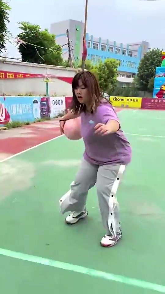 在野球场遇到如此微胖小姐姐，你敢给她上对抗吗