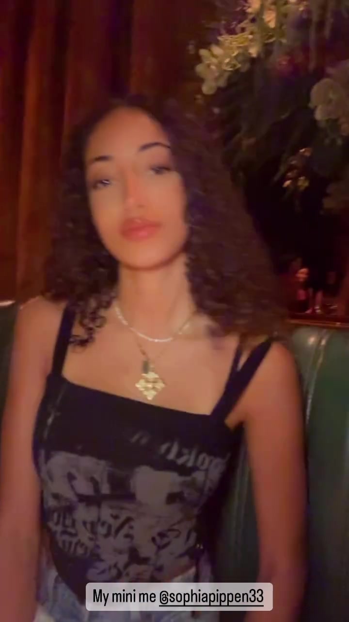 皮蓬前妻和自己女儿索菲亚自拍，女儿长的确实像皮蓬啊