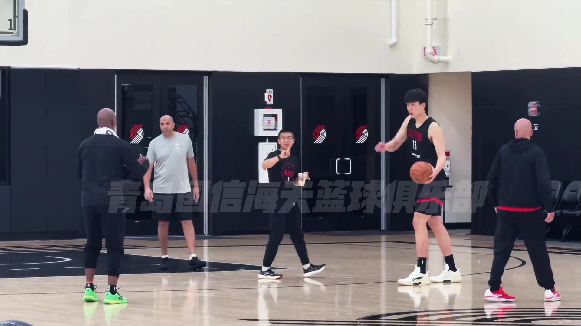 重视！杨瀚森赛后加练比卢普斯路过亲自指导跑位