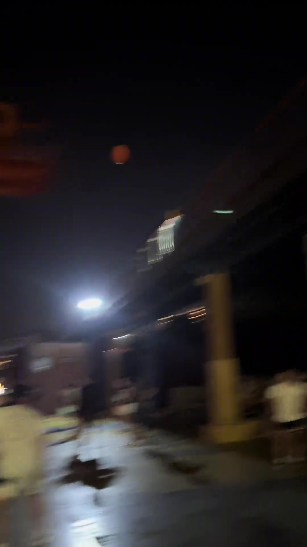 别被吊带长裙给骗了！篮球妹纸属实有点水平！