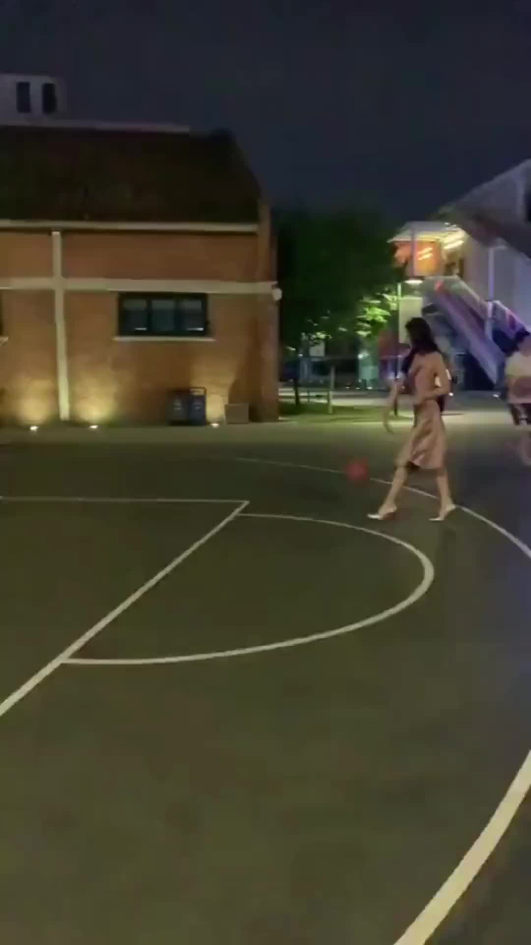 基本功了解！女子穿着短裙高跟鞋轻松完成三步上篮