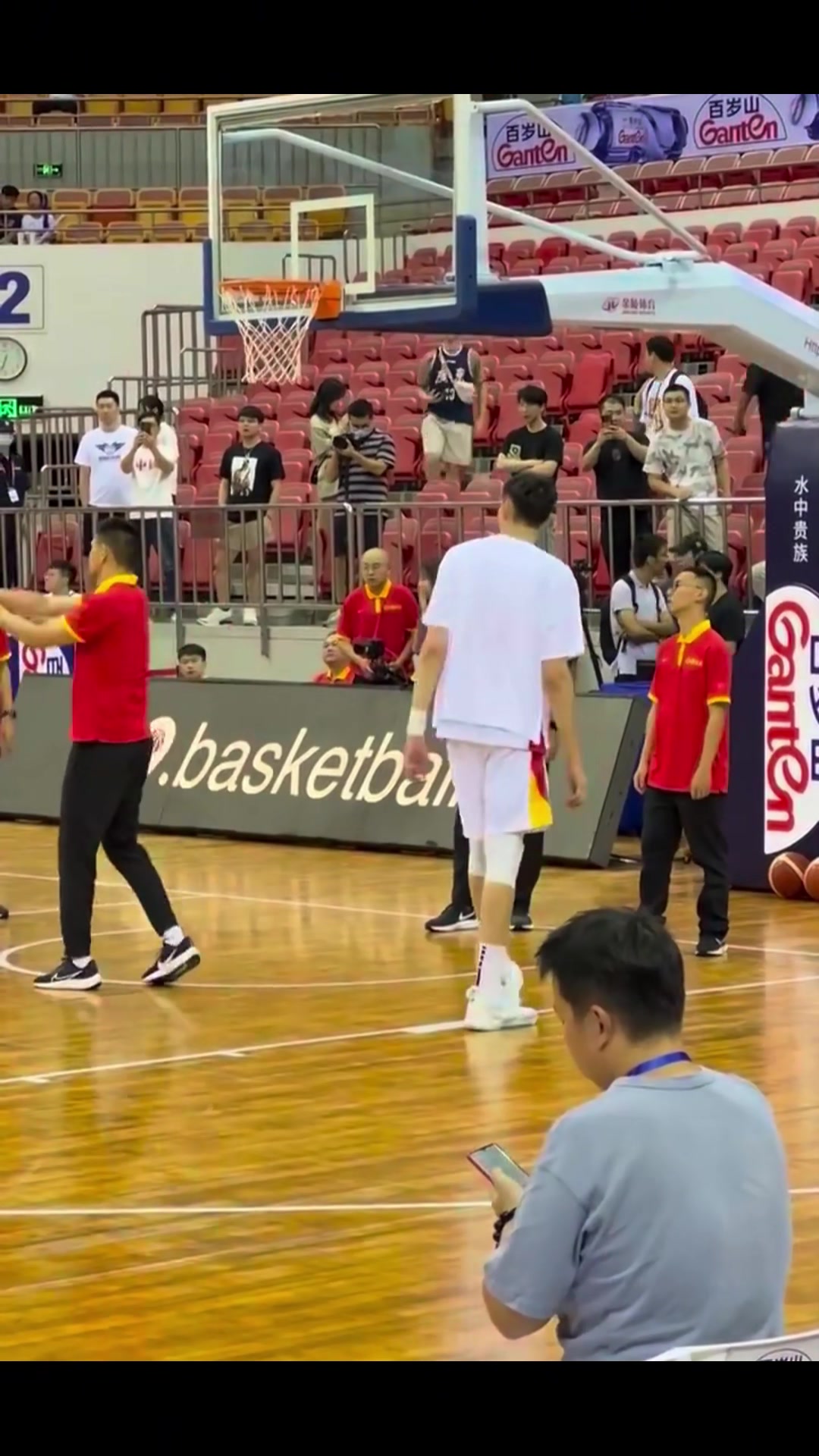 太辣眼睛了！周琦练习篮下近距离勾手，连续5次都没进！