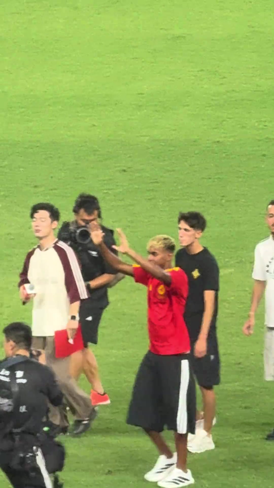 亚马尔来中国后裤子也不提一提，等下屁股蛋子都露出来了