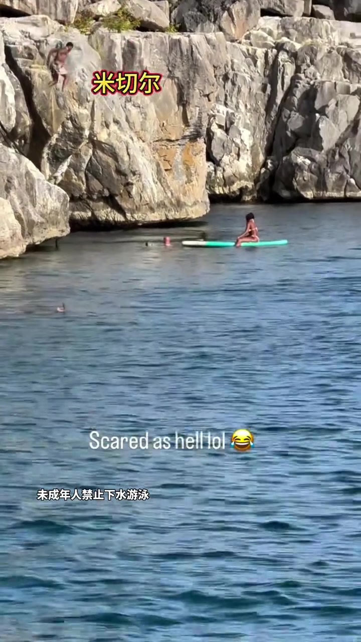 骑士管理层心头一惊！米切尔海边玩耍从数米高跳进海里
