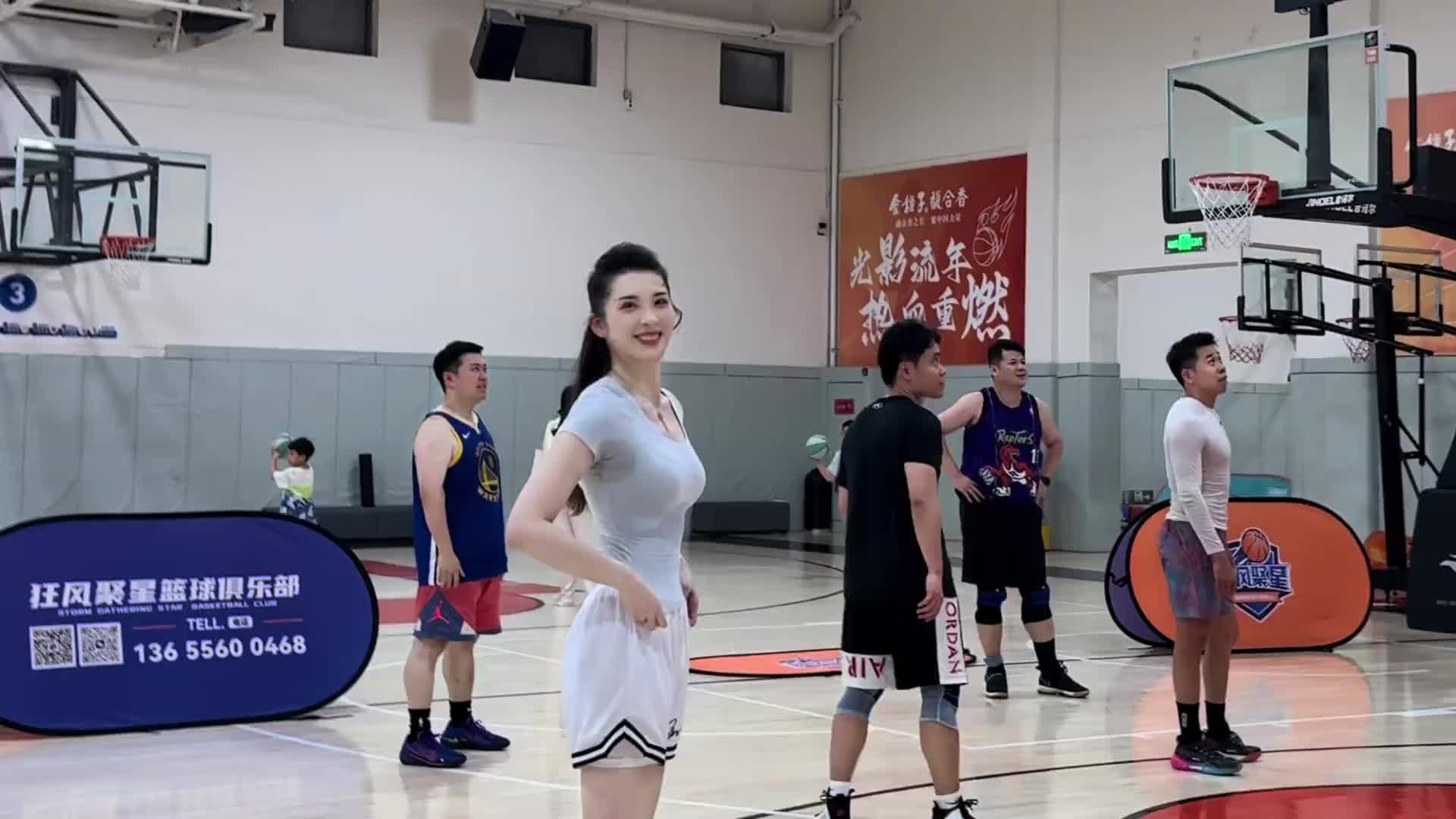 越来越多的篮球女网红出现，球技倒是都不假