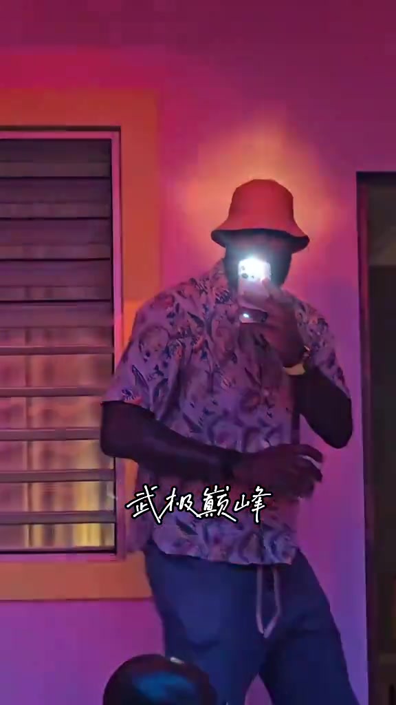 “这明明就是来抢风头的詹姆斯在坏兔子演唱会彻底玩嗨了”