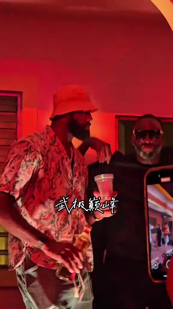 嗨起来！詹姆斯和追梦格林一块喝酒狂欢