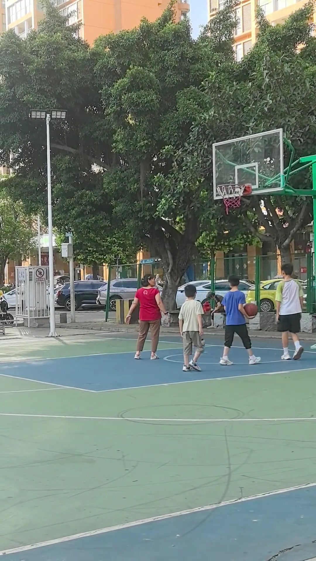 成年人有危险的预见性，法院判过，无责，随便投