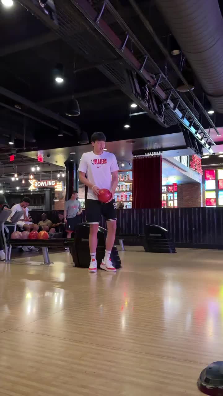 队友关系挺好！杨瀚森到赌城后先和大家到保龄球馆玩了一趟