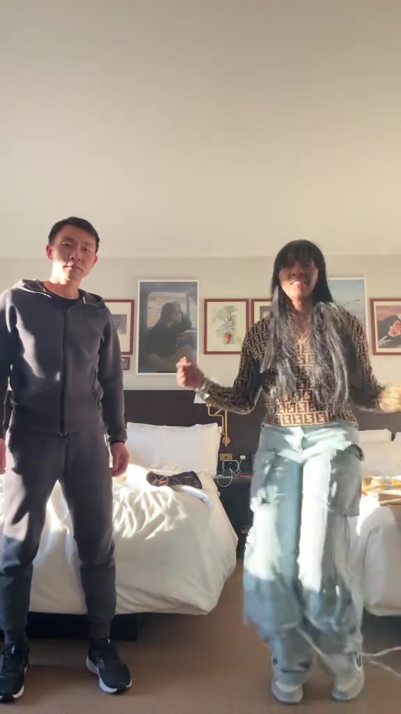 朱正与家人尬舞！网友感慨：一半中国基因都这么强，是纯血该多强