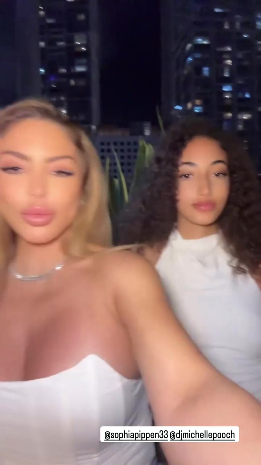 皮蓬前妻与女儿一起拍视频，女儿的颜值也是相当高啊！