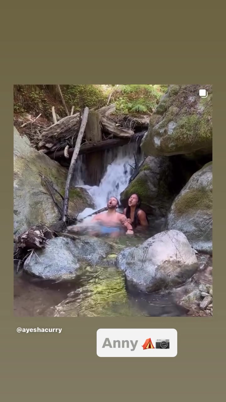 好家伙！库里和阿耶莎这是跑到野外去游泳啊