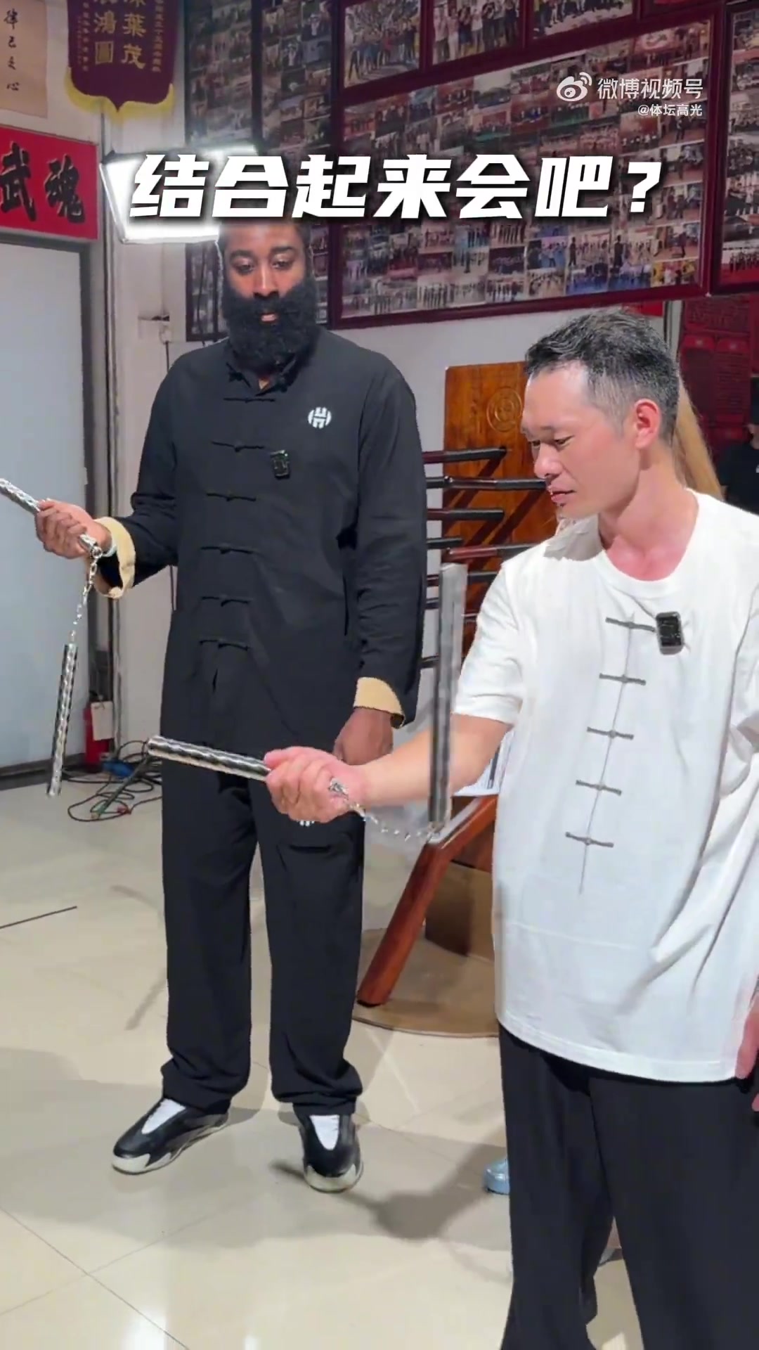哈哈哈！登哥尝试玩双截棍：眼睛学会了，脑子还没学会
