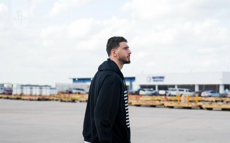 客场挑战东部第2！火箭队登机照曝光，3核带队，范弗里特随队出征