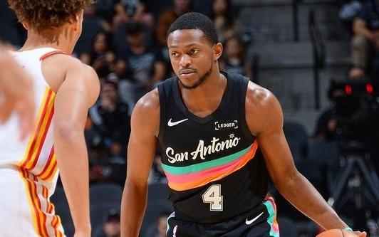 福克斯26+9沃克生涯新高38分马刺主场力克老鹰