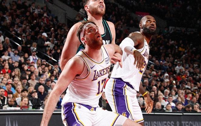 6战1胜俯冲附加赛！詹姆斯20+9+8+恶意犯规，开拓者16分大胜湖人