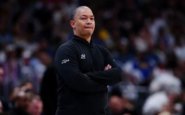 快船最后离谱失误，哈登背身不接球被骂惨，谁注意他手上的动作