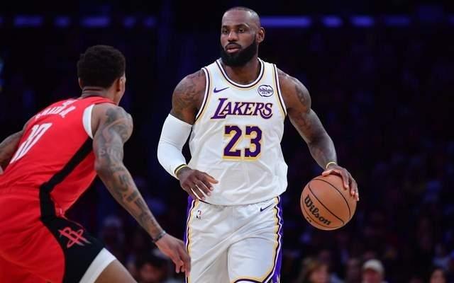 拒绝采访！詹姆斯输球直接离开球馆！3大数据登顶第一难掩失落