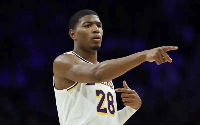 湖人这首发能看五个人全没防守，艾顿态度消极，难怪更衣室矛盾