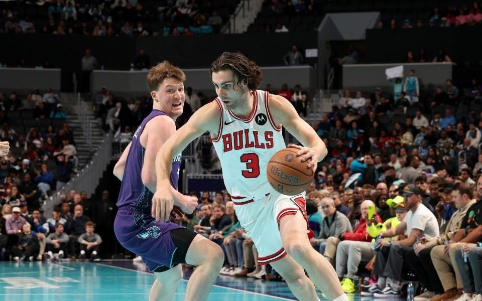 黄蜂爆冷险胜公牛结束7连败吉迪25+11+9怀特1000三分里程碑