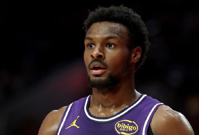 追平生涯纪录！布朗尼5+6助攻赛季首进三分连获重用太励志