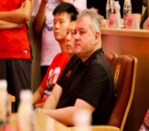 广州队主帅萨尔瓦多可能离任 广州队未能通过准入