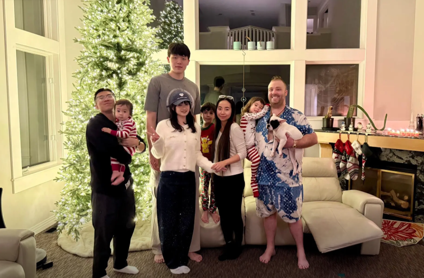 杨瀚森与女友再同框！去华人家中做客12月初或再赴发展联盟练级