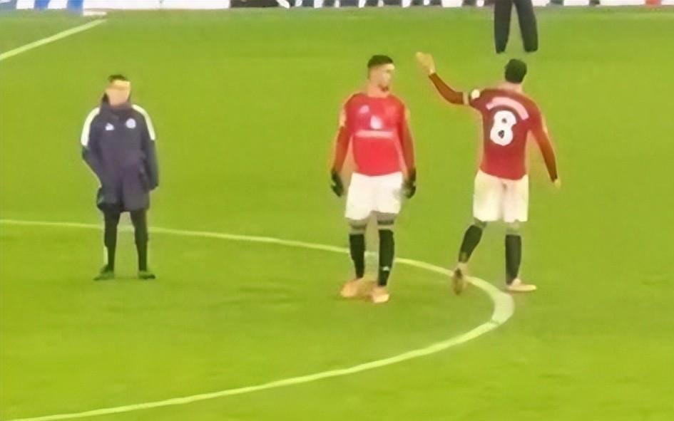 曼联44伯恩茅斯：防线崩盘，中场核心怒斥队友