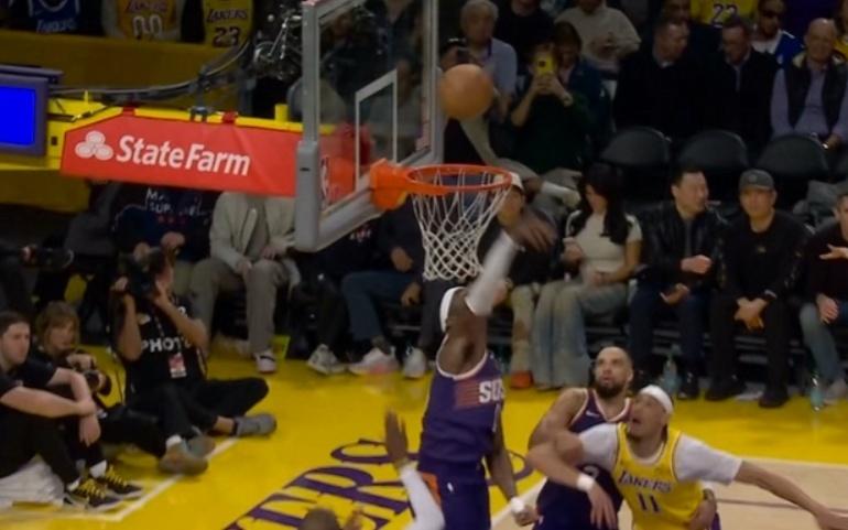 詹皇艰难延续1297场上双纪录！被狄龙嘲讽+被马威大帽+篮下不敢投