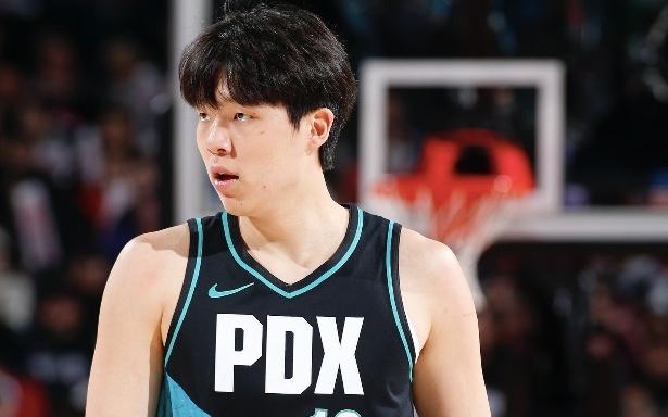 时隔8场再获机会！杨瀚森连拿4分创新高，双手暴扣点燃全场