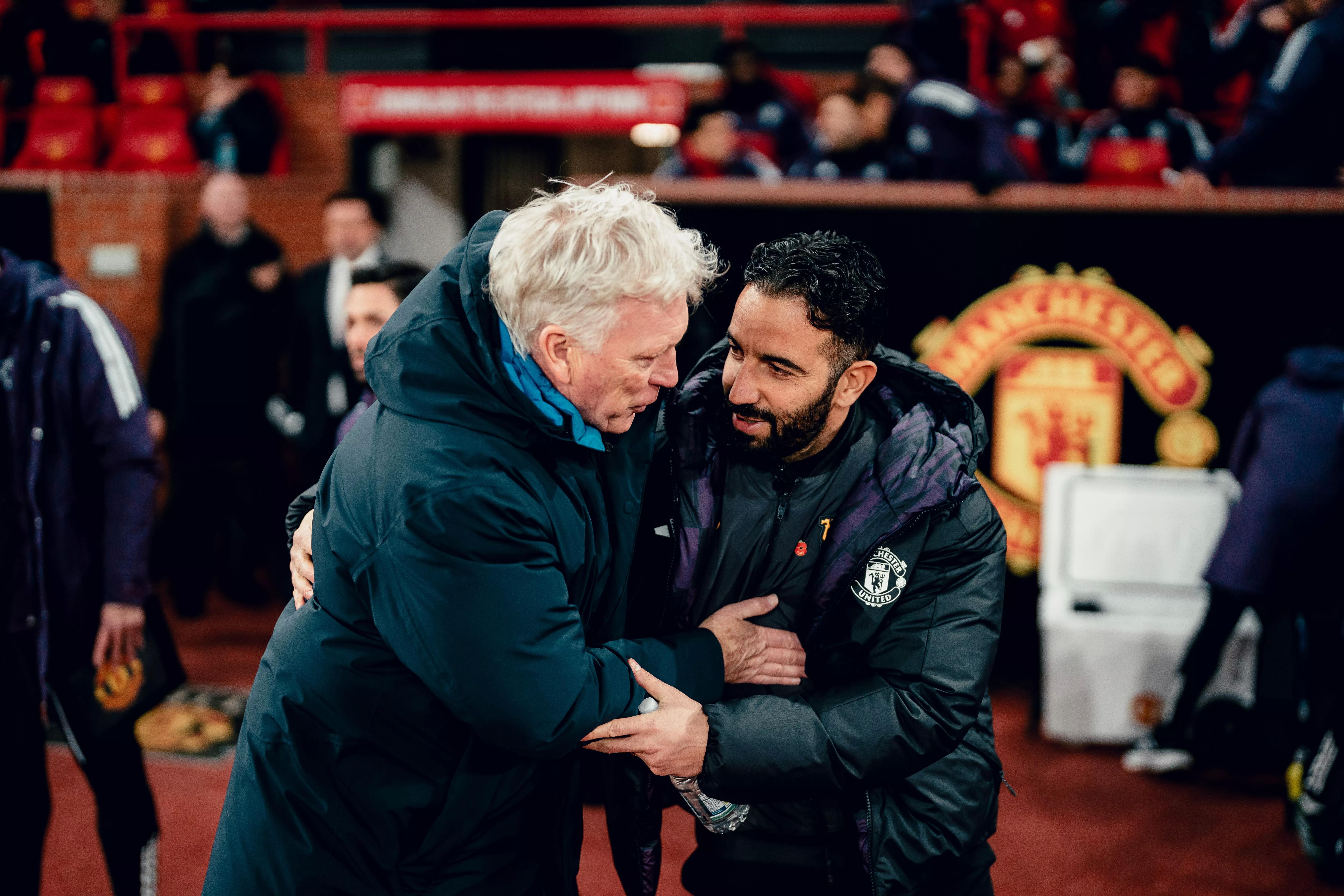 对手和裁判都在帮忙搭台，唱了这么一出戏的曼联该如何自处