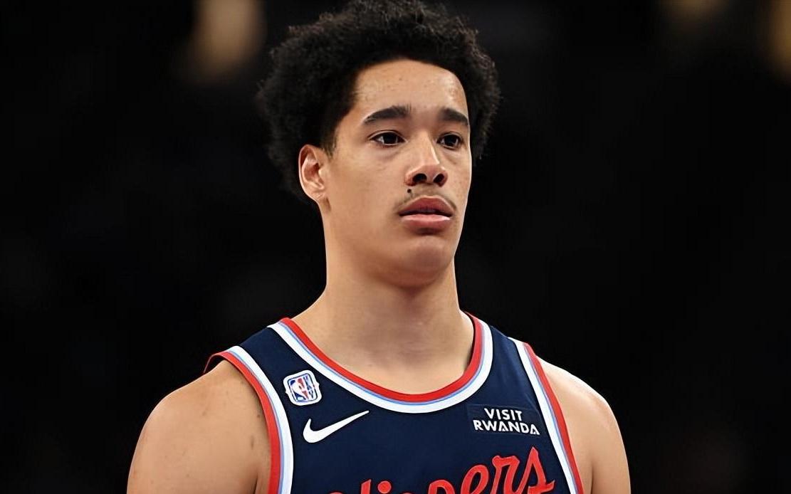 内线新秀明明特点与祖巴茨完美互补，结果快船却死活都不使用他