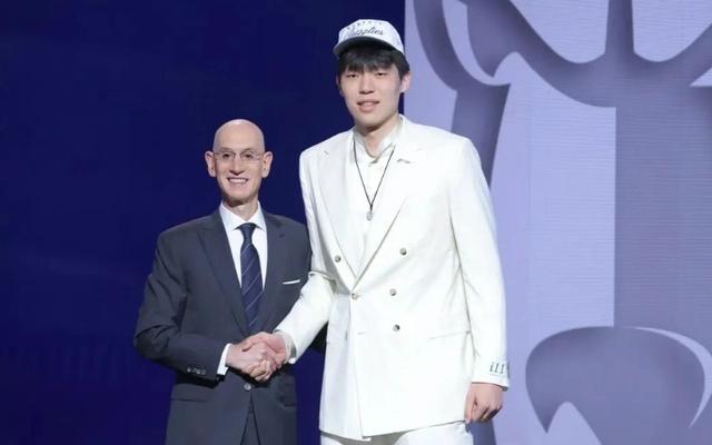 开拓者大战湖人之前召回杨涵森，与其说为了比赛不如说是为了流量