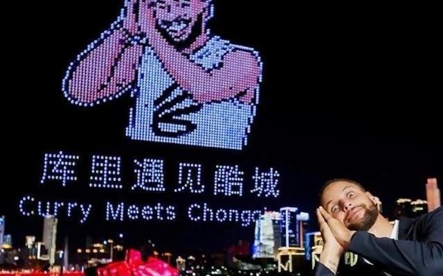丢人库里美女球迷光着脚冲场想拥抱偶像,被保安老鹰抓小鸡拎出去