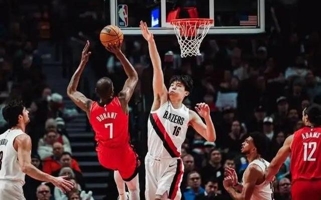 NBA杨瀚森拿下3分3篮板得到开拓者主帅夸赞