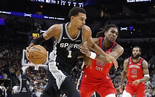 文班18+18福克斯复出24分马刺力克鹈鹕两连胜