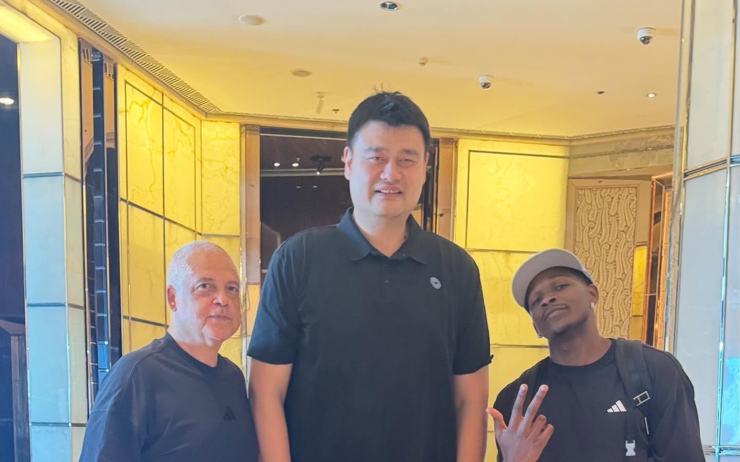 爱德华兹社媒晒出与姚明合影：我会在他头上暴扣，致敬传奇