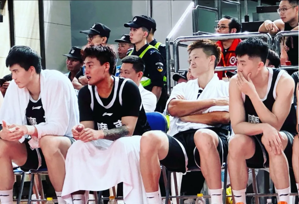 36岁晚节不保前男篮队长全运会伤人动作太恶劣，球迷：真脏