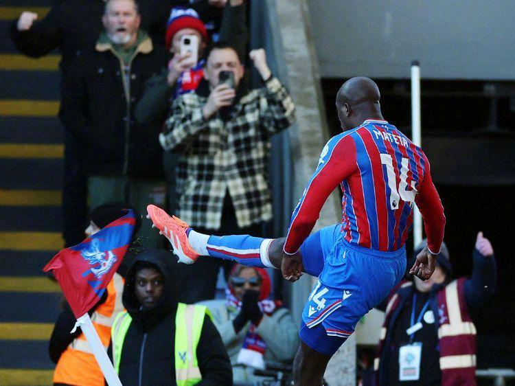 用两个定位球逆转取胜，曼联的这一集剧情好像在哪看过