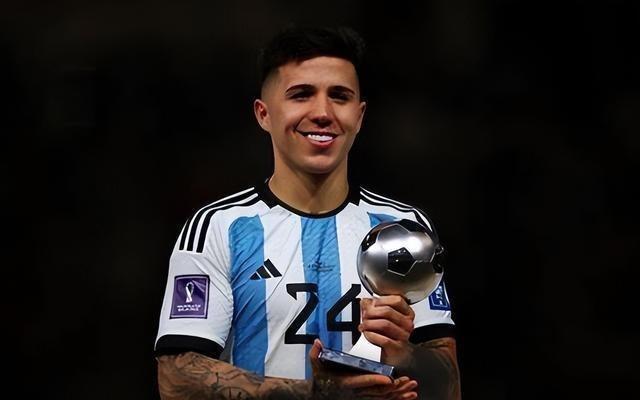 赫斯基希望恩佐回归十号位，斯洛特属于“张弛有度”