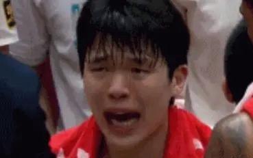 杨瀚森疑似被打哭，6犯离场后用毛巾擦脸，场均5犯规成最大短板