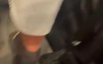 真该管管了！自由人比赛中又有球迷扔成人玩具，差点砸到一个孩子