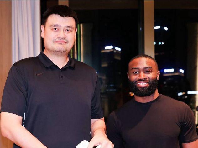 梦幻联动！杰伦布朗晒与姚明晚宴合影17日将出战姚基金慈善赛